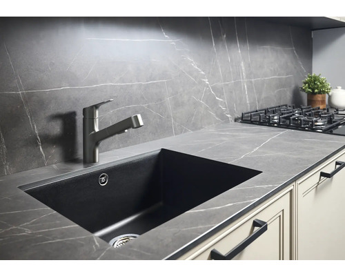 Diskho med blandare i en modern köksmiljö.