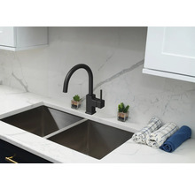 Diskho med kran och dekorativa element på en bänkskiva.