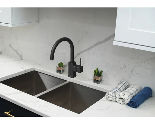 Diskho med kran och dekorativa element på en bänkskiva.