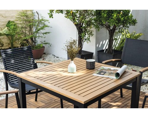 Trädgårdsscen med bord och stolar på en terrass