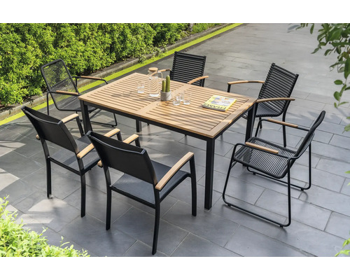 Uteplats med bord och sex stolar på en terrass