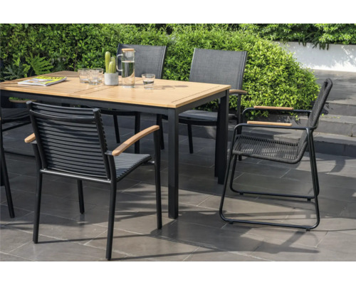 Trädgårdsbord med stolar på en terrass