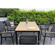 Trädgårdsmöbelgrupp med bord och stolar på en terrass