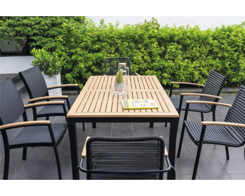 Trädgårdsmöbelgrupp med bord och stolar på en terrass