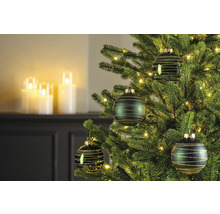 Dekorerad julgran med julgranskulor och LED-lampor