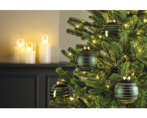 Dekorerad julgran med julgranskulor och LED-lampor