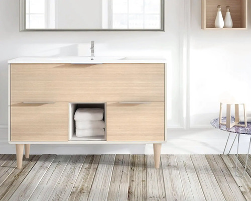 Badrum med tvättställsskåp, spegel och dekoration