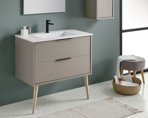 Modernt badrum med tvättställsskåp, tvättställ och spegel