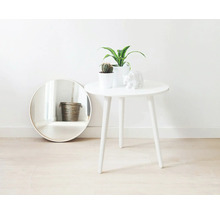 Dekorativ scen med rund spegel, sidobord, krukväxter och skulptur