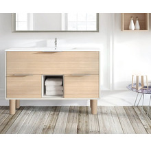 Badrum med tvättställsskåp, spegel och dekoration på bordet