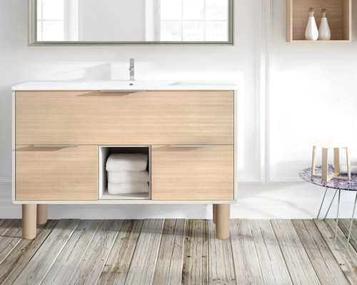 Badrum med tvättställsskåp, spegel och dekoration på bordet