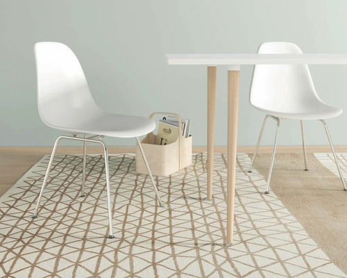 Matsal med bord, stolar och matta i modern design.