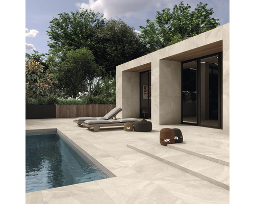 Utomhusområde med pool, terrass med plattor och trädgårdsmöbler