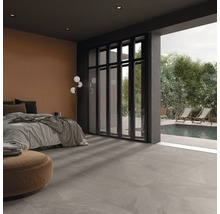 Sovrum med klinkergolv och tillgång till poolområdet