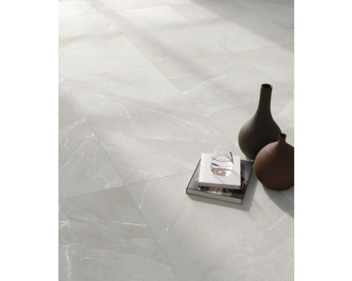 Interiör med ljusa golvplattor i marmorlook