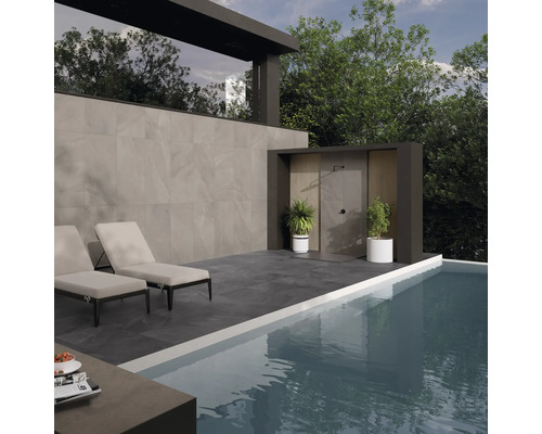 Utomhusområde med pool, solstolar, utomhusdusch och kakelvägg