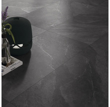 Klinkergolv med dekorativa föremål och böcker.