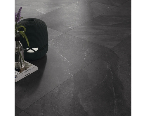 Klinkergolv med dekorativa föremål och böcker.