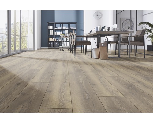 Ljust kontor med laminatgolv i träutseende, bord och hyllor