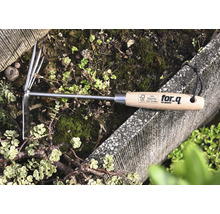 For Q Kultivator i rostfritt stål med trähandtag i trädgården