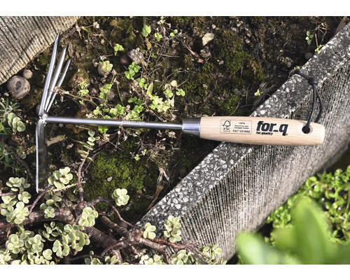 For Q Kultivator i rostfritt stål med trähandtag i trädgården