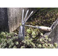 Trädgårdsredskap med trähandtag och metallhuvud