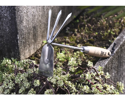 Trädgårdsredskap med trähandtag och metallhuvud