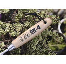 for_q Logotyp på ett trädgårdsredskap med trähandtag och FSC-sigill