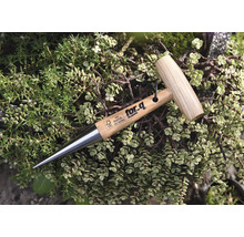 Planteringspinne av trä och metall på växter