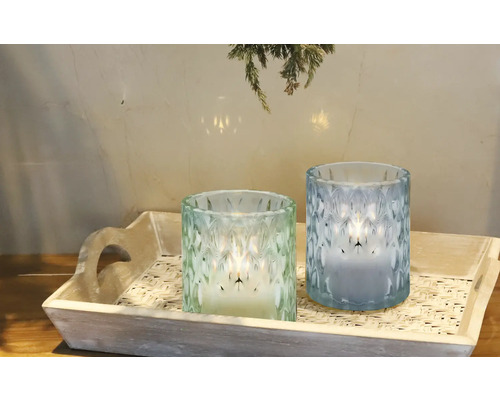 Dekorativa glaslyktor på en bricka