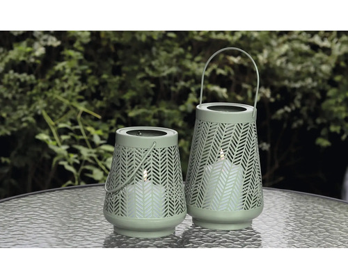 Två dekorativa lyktor med LED-ljus på ett bord