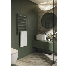 Modernt badrum med handdukstork, tvättställ och spegel