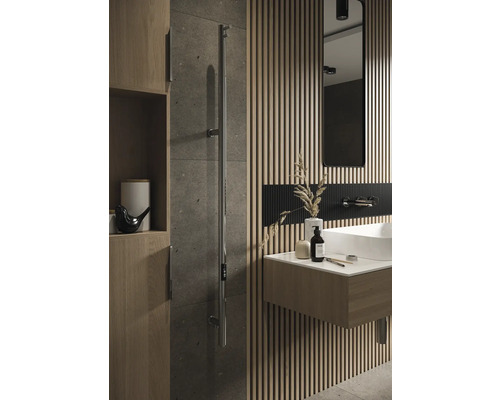 Modernt badrum med tvättställ, spegel, handdukstork och träpanel