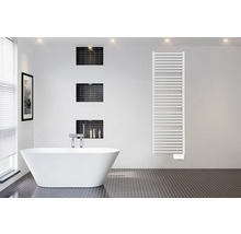 Modernt badrum med fristående badkar, handdukstork och väggnischer