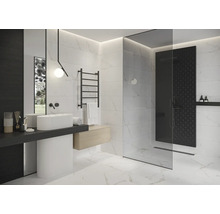 Modernt badrum med dusch, handfat och handdukstork