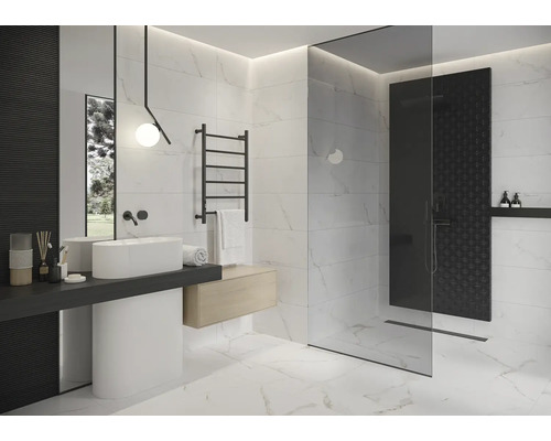 Modernt badrum med dusch, handfat och handdukstork