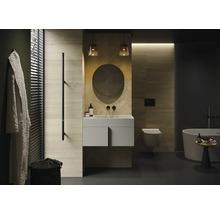 Modernt badrum med tvättställ, spegel, badkar och träliknande kakel