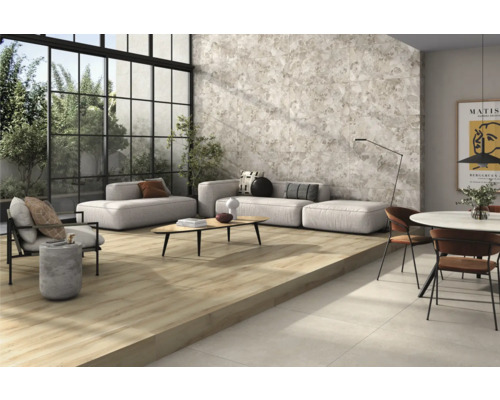 Ljust vardagsrum med klinker i träutseende och stenimitation på väggen