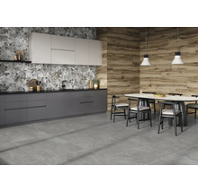 Modernt kök med grått klinkergolv, marmor- och träutseende på väggarna