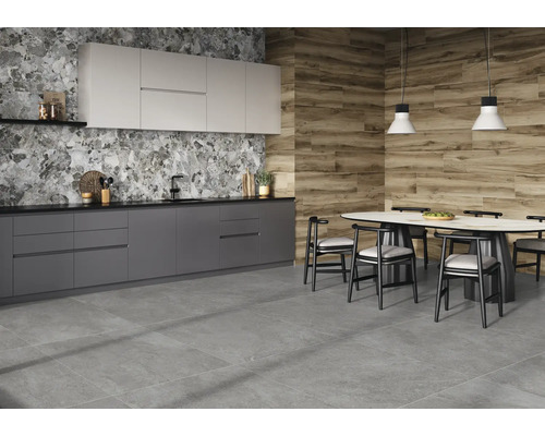 Modernt kök med grått klinkergolv, marmor- och träutseende på väggarna