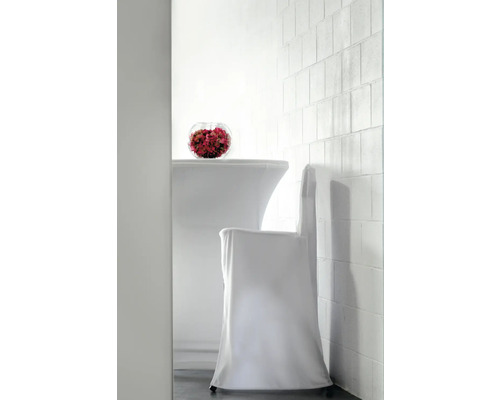 Bord och stol med stretchöverdrag och blomskål
