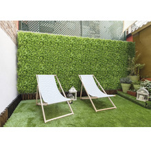 Trädgård med konstgräs, insynsskydd och två solstolar