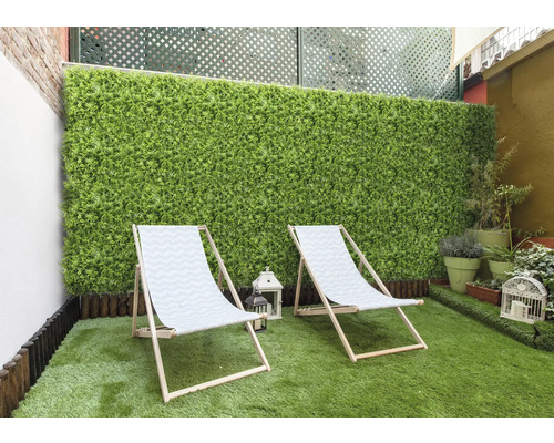 Trädgård med konstgräs, insynsskydd och två solstolar