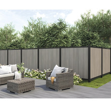 Trädgårdsstaket av plast med sittgrupp på terrassen