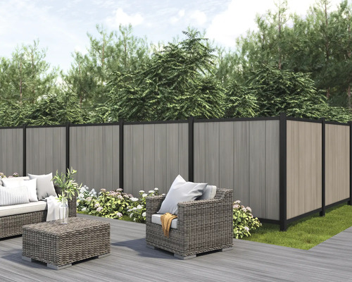 Trädgårdsstaket av plast med sittgrupp på terrassen