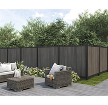 Uteplats med flätade möbler och staket för utomhusbruk