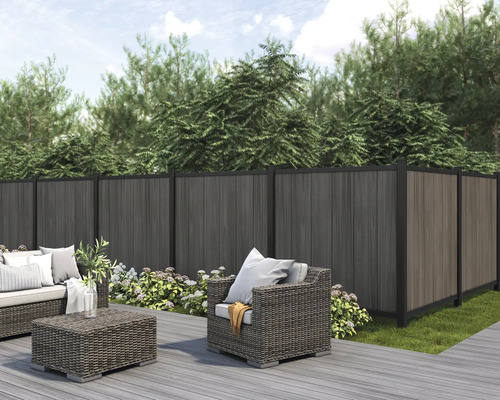 Uteplats med flätade möbler och staket för utomhusbruk