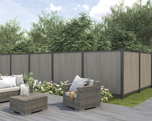 Uteplats med loungemöbler och insynsskydd