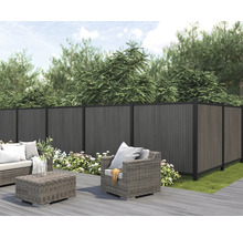 Insynsskydd av trä i trädgården med sittgrupp