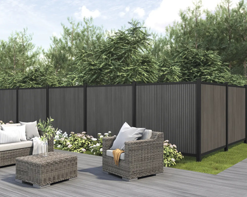 Insynsskydd av trä i trädgården med sittgrupp